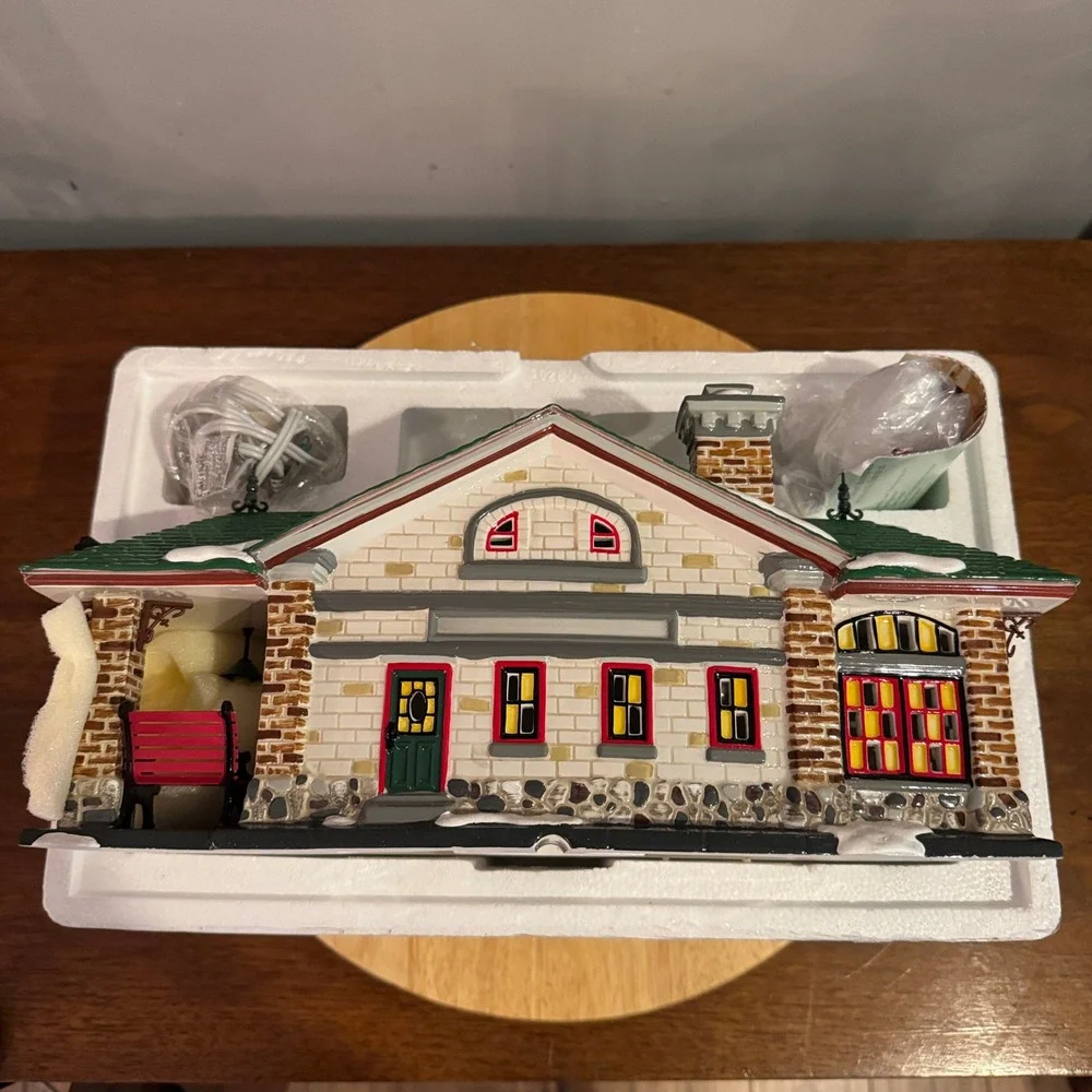 Department 56 Village Train Station Snow Village 55331 w/ Box